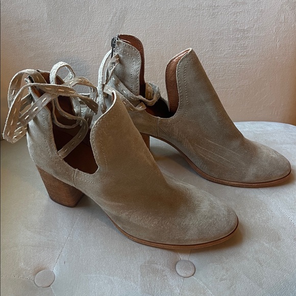 Frye "Naomi Pickstitch Shootie" tan Suede Bootie - Picture 4 of 9